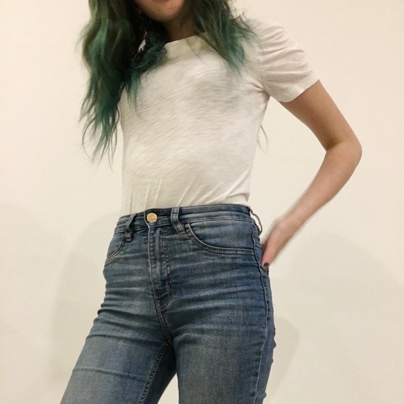 •white lilly pulitzer top w/ ruffled sleeves• - Picture 3 of 6